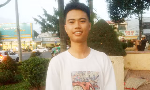 Em Đặng Thanh Hùng - học sinh lớp 12A1 Trường THPT Thực hành Cao Nguyên - Trường Đại học Tây Nguyên (Đắk Lắk).