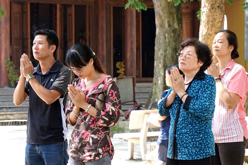 Phật tử viếng chùa Bồ Đề trong lễ Vu lan.