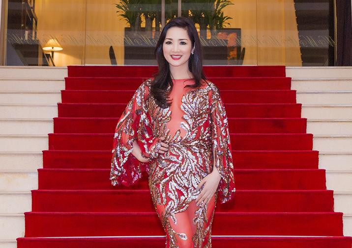 Giáng My mặc những trang phục dạ hội vô cùng lộng lẫy trong đêm thơ-nhạc do cô tổ chức vào tối 8/8.