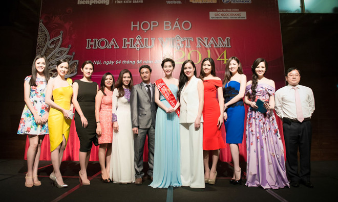 Các Hoa hậu, Á hậu, người đep Việt Nam chụp ảnh lưu niệm cùng ông Lê Xuân Sơn - Tổng biên tập báo Tiền Phong (ngoài cùng bên phải) trong cuộc họp báo Hoa hậu Việt Nam 2014 chiều 4/6.