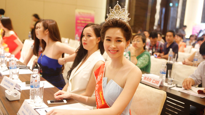 Hoa hậu Việt Nam 2012 Đặng Thu Thảo tại cuộc họp báo chiều nay