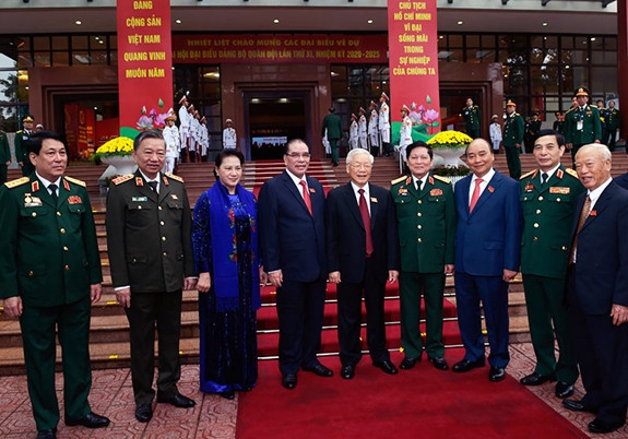 Tổng Bí thư, Chủ tịch nước Nguyễn Phú Trọng; Thủ tướng Chính phủ Nguyễn Xuân Phúc và Chủ tịch Quốc hội Nguyễn Thị Kim Ngân với các đại biểu dự Đại hội. 