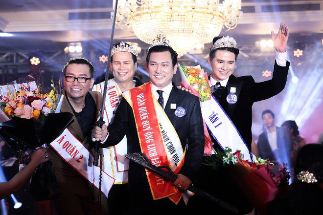 Các quý ông đội vương miện, tay cầm kiếm bị cho là quá... sến.