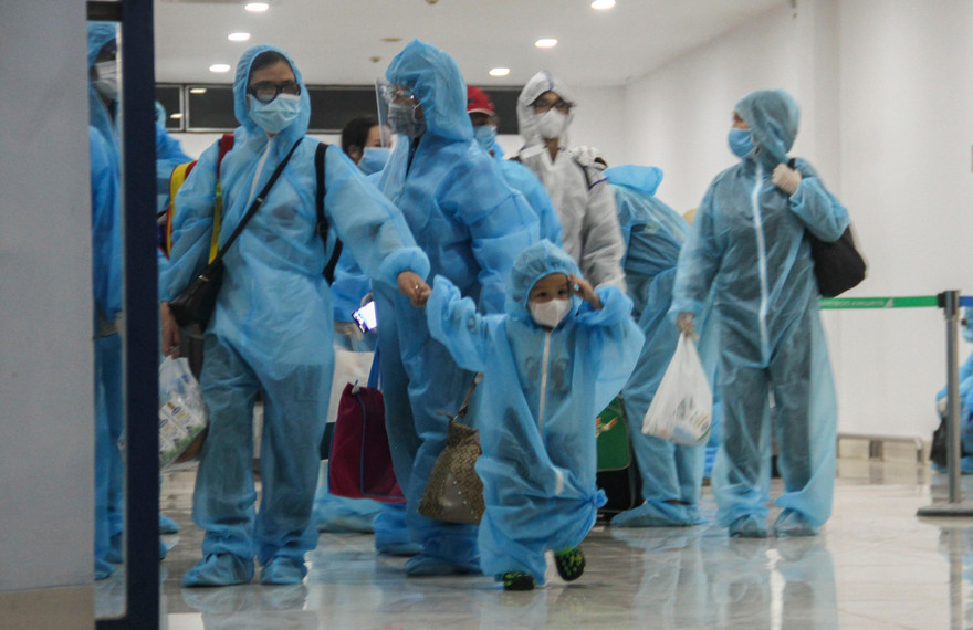 Hình ảnh người dân Bình Định được máy bay chở từ TPHCM về quê tránh dịch. Ảnh: Trương Định