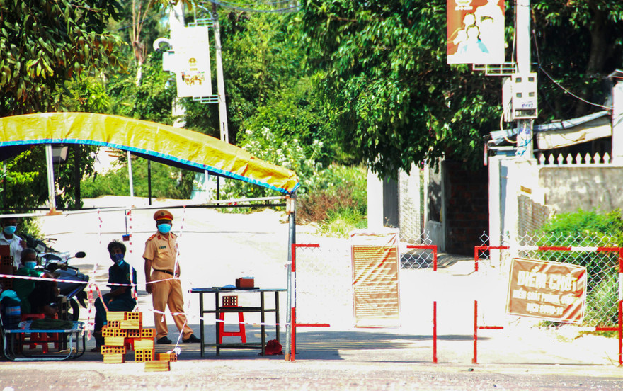 Một chốt kiểm soát COVID-19 trên địa bàn TX An Nhơn. Ảnh: Trương Định