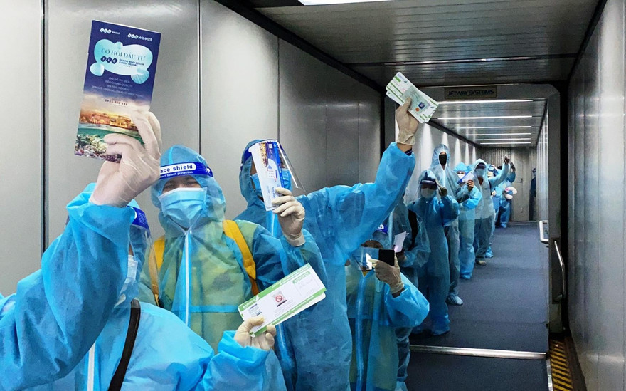 Người dân Bình Định ở TPHCM được tỉnh đón về bằng máy bay. Ảnh: A.N