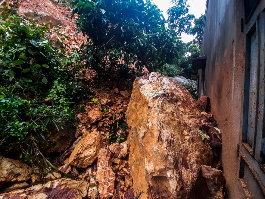 Tảng đá lớn sạt lở, lăn xuống đổ sập vào nhà dân. Ảnh: Trương Định