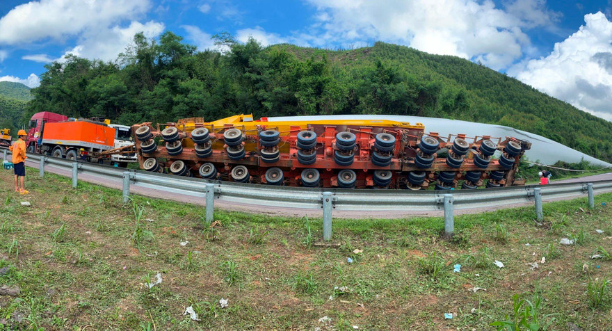 Xe chở thiết bị điện gió lật trên đèo An Khê.