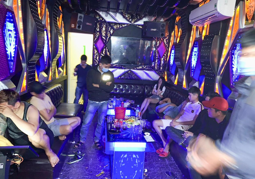 Kiểm tra cơ sở karaoke, lực lượng chức năng phát hiện 10 đối tượng có biểu hiện phê ma túy, qua test nhanh tất cả đều dương tính với ma túy. Ảnh: CACC