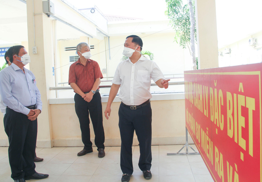 Chủ tịch tỉnh Bình Định Nguyễn Phi Long đi kiểm tra công tác phòng chống dịch tại Trung tâm Y tế huyện Phù Cát. Ảnh: Trương Định