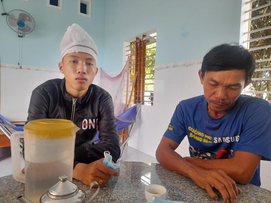 Ba và anh trai của V. kể lại câu chuyện. Ảnh: Trương Định