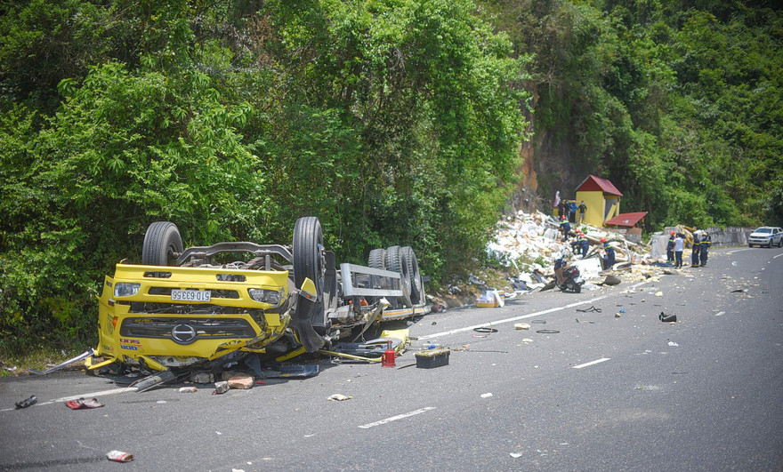 Xe tải bất ngờ lật ngửa trên đèo, 2 người tử vong