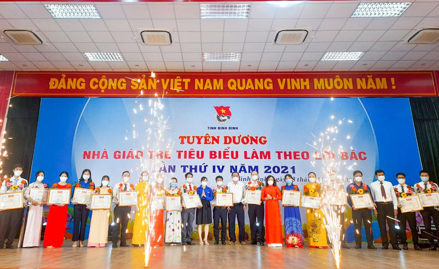 Tỉnh Đoàn Bình Định tuyên dương 29 giáo viên, giảng viên trẻ tiêu biểu.