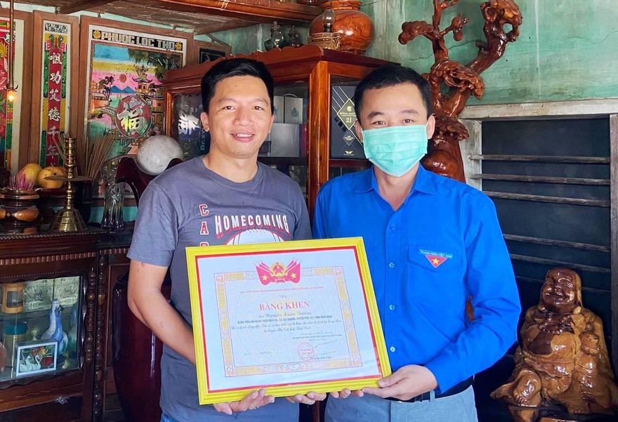 Anh Nguyễn Thành Trung - Phó Bí thư thường trực Tỉnh Đoàn Bình Định đã trao bằng khen của BCH Trung ương Đoàn TNCS Hồ Chí Minh cho anh Nguyễn Xuân Trường,
