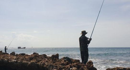 Đi câu cá, 2 người bị sóng biển cuốn trôi mất tích. Ảnh minh họa