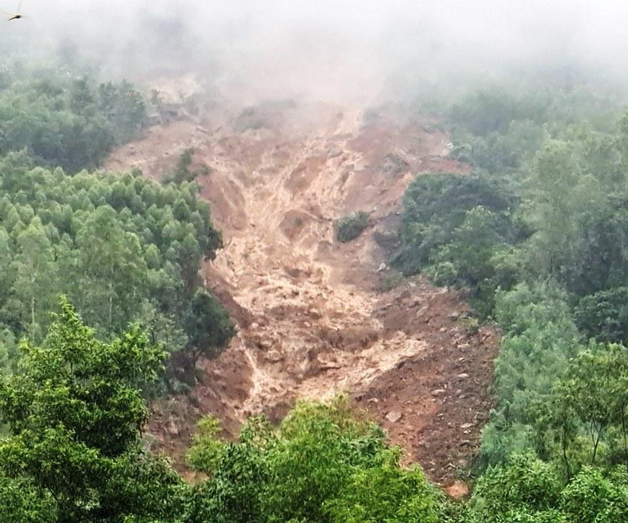 Sạt lở núi ở xã Cát Thành.