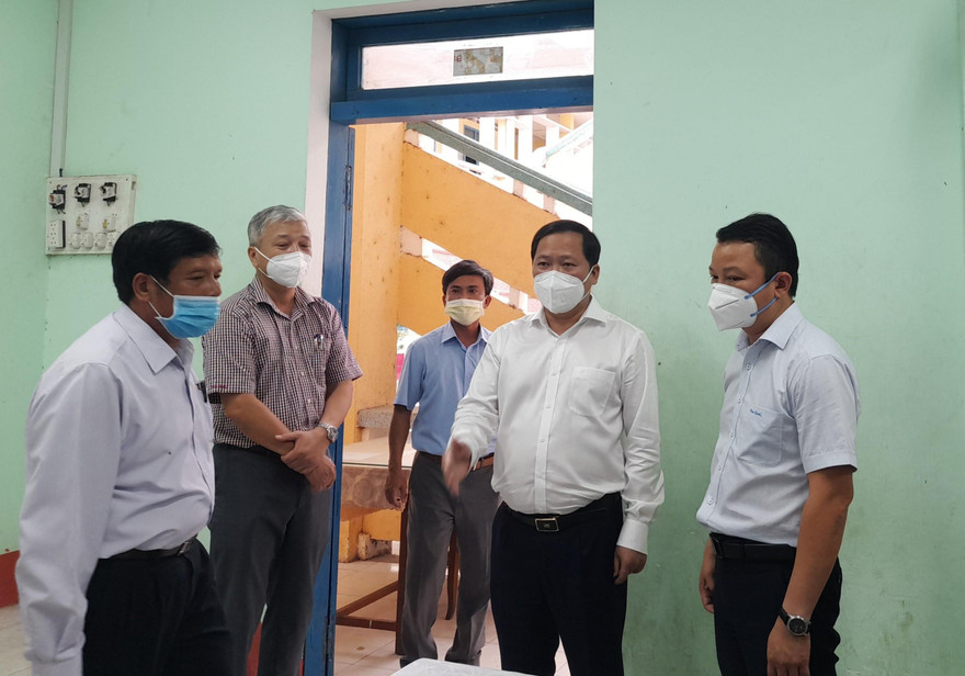 Ông Nguyễn Phi Long - Chủ tịch UBND tỉnh Bình Định (thứ 2 từ phải qua) kiểm tra công tác phòng chống dịch tại huyện Phù Cát. Ảnh: Trương Định