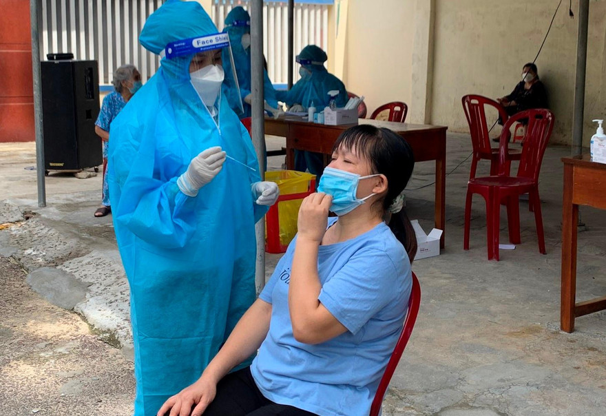 Công tác xét nghiệm tầm soát trên địa bàn TP Quy Nhơn. Ảnh: Trương Định
