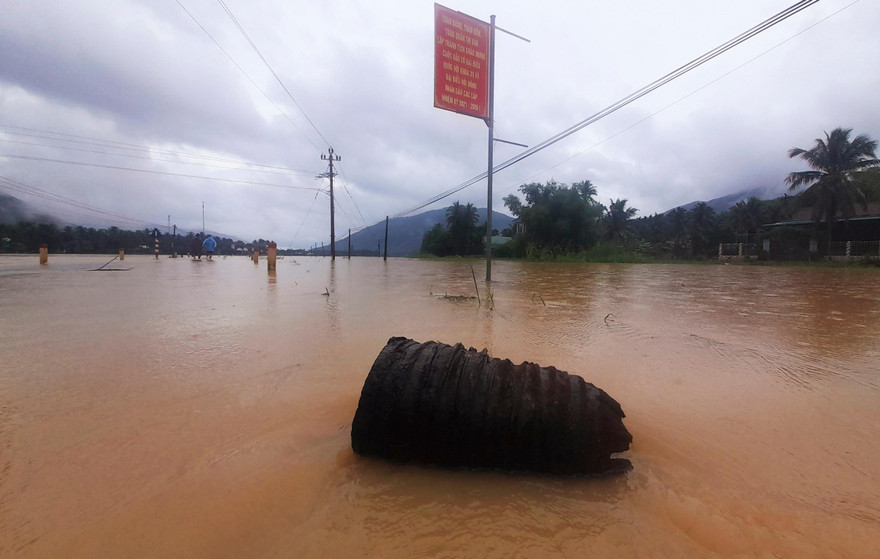 Bình Định mưa lỡn những ngày qua đã gây ngập một số nơi. Ảnh: Trương Định