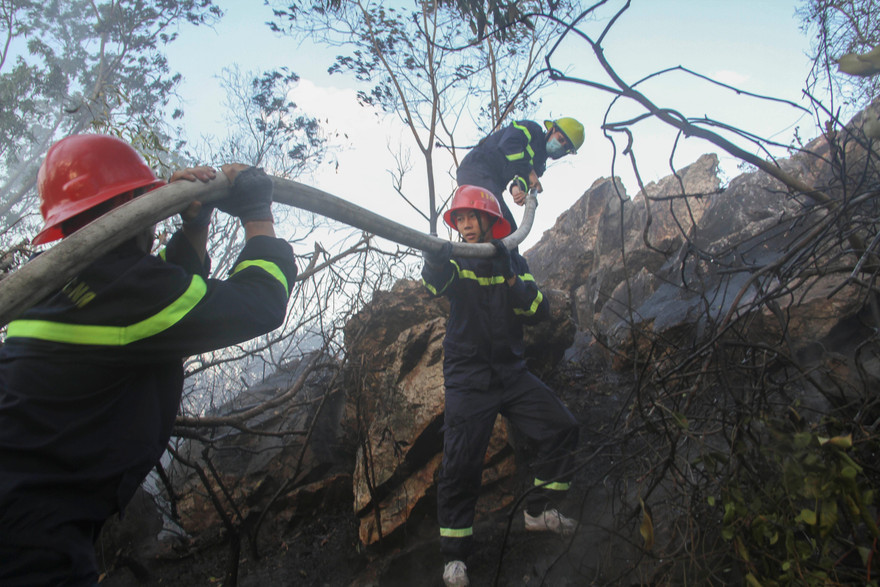 Núi bà hỏa phát hỏa, chữa cháy vượt đồi dập lửa. Ảnh: Trương Định
