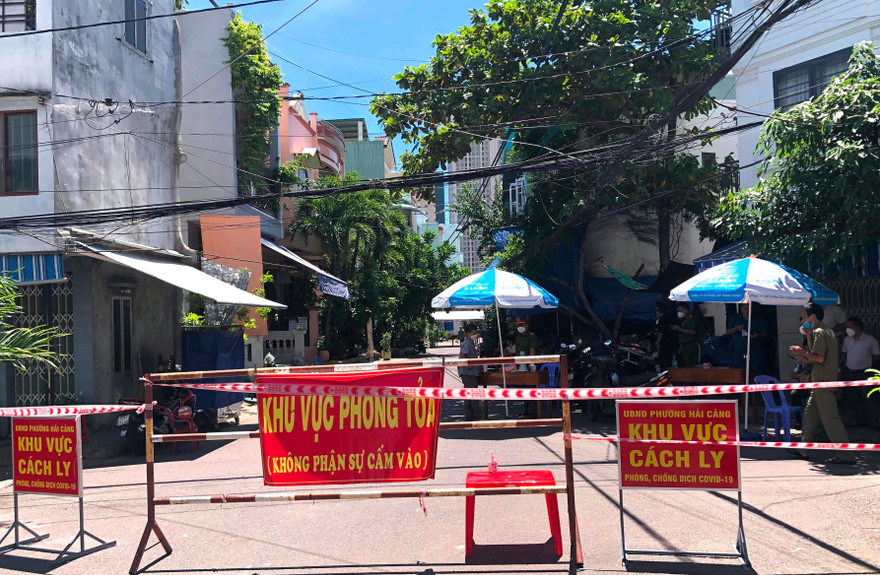 Khu vực phong tỏa ở phường Hải Cảng. Ảnh: N.L