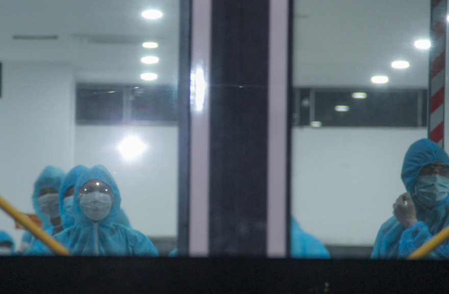 Người dân Bình Định được đưa về quê trong chuyến bay đầu tiên. Ảnh: Trương Định