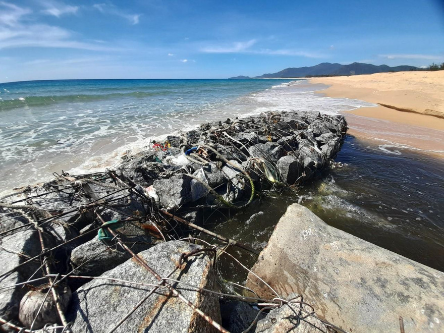 Cống nước thải chảy ra biển. Ảnh: Trương Định