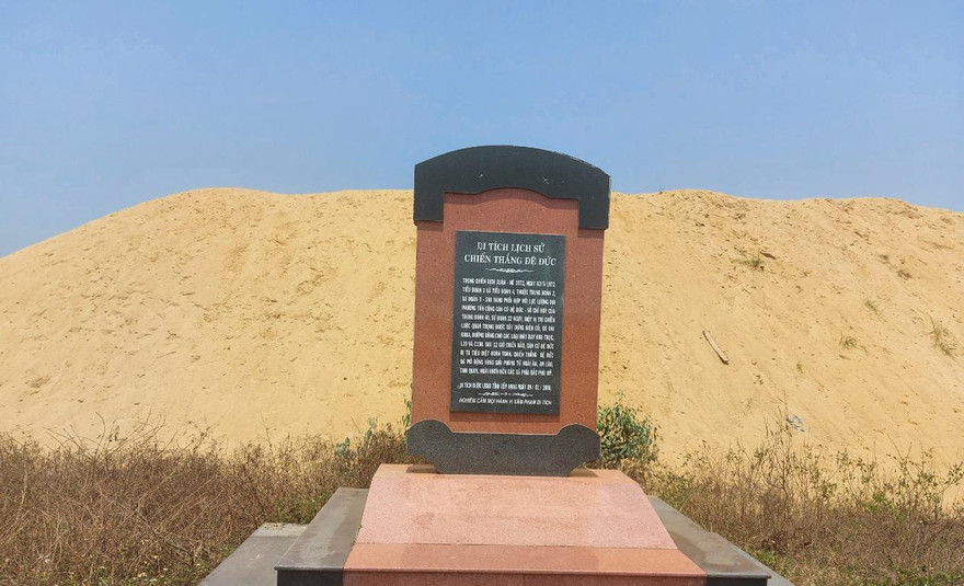 Núi cát “khổng lồ” nằm ngay phía sau bia di tích.