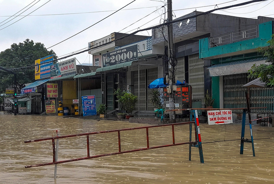 Tuyến QL 1 đoạn qua phường Trần Quang Diệu (TP Quy Nhơn) ngập sâu trong nước lũ. Ảnh: Trương Định