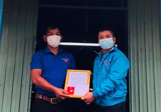 Lãnh đạo Huyện Đoàn Tây Sơn trao quyết định khen thưởng và huy hiệu “Tuổi trẻ dũng cảm” của Trung ương Đoàn cho anh Đinh Dết.