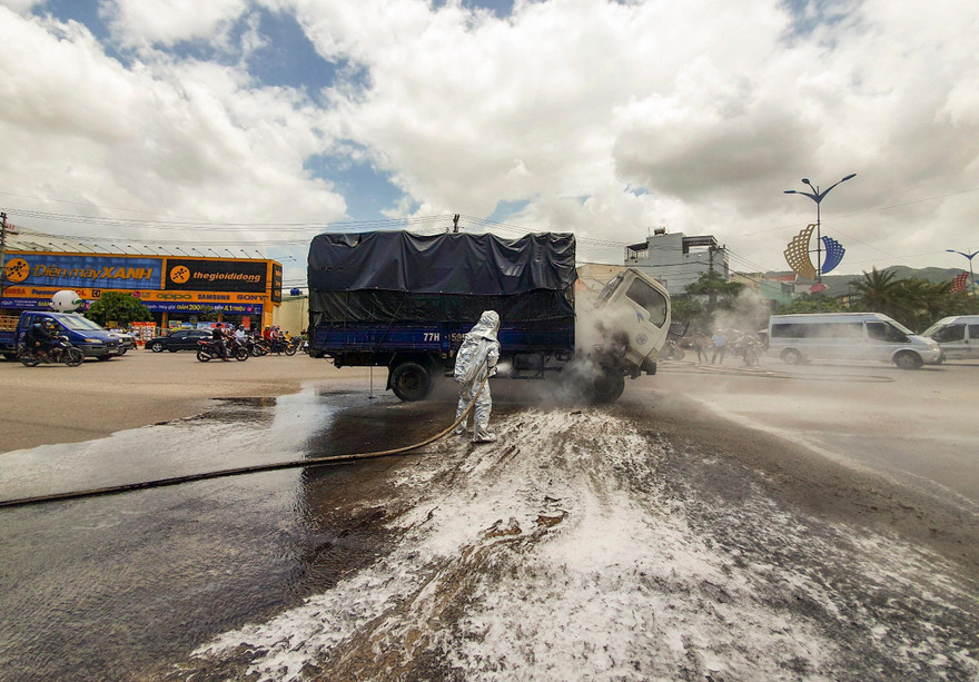 Xe tải chở dầu bất ngờ bốc cháy dữ dội trên quốc lộ 1. Ảnh: K.A