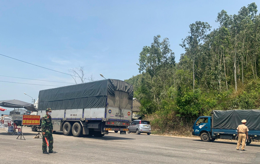 Chốt kiểm tra phòng chống dịch COVID-19 tại đèo Bình Đê - cửa ngõ ra vào phía Bắc của tỉnh Bình Định. Ảnh: A.T
