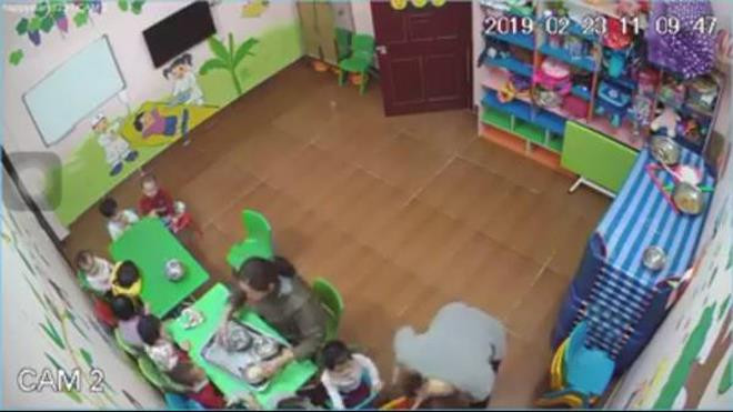 Cô giáo đánh trẻ tím mặt trong lớp học ở Hà Nội. Ảnh cắt từ clip