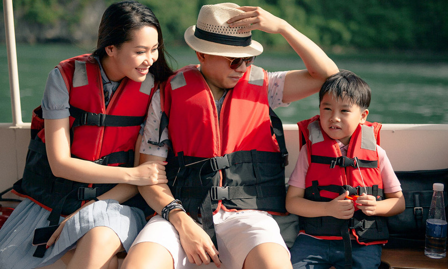 Dương Thuỳ Linh bên ông xã và cậu quý tử.