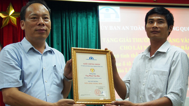 Trao giấy chứng nhận giải thưởng Vô lăng vàng cho anh Bắc