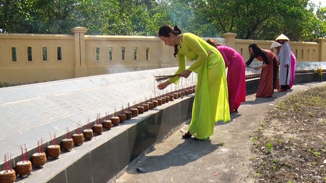 Người dân thắp hương trong buổi tưởng niệm. Ảnh: H.A