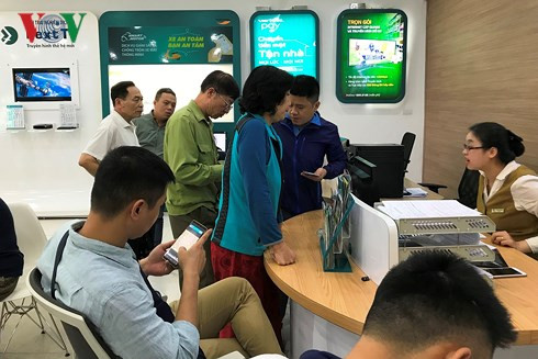 Nhà mạng quá tải khách hàng đến chụp ảnh chân dung.