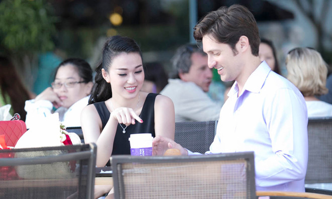 Khánh My tình tứ bên bạn diễn ngoại quốc điển trai