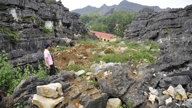 Núi Xuân Đài và một số hiện vật. Ảnh: Trung tâm Bảo tồn di sản Thành Nhà Hồ.