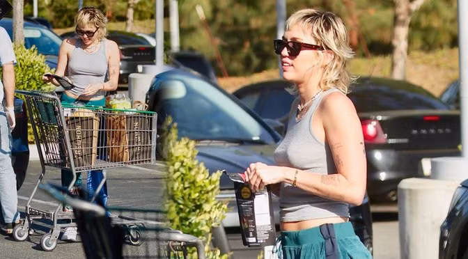 Miley Cyrus 'thả rông' vòng 1, không khẩu trang đi mua sắm cùng tình trẻ 