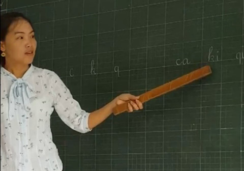 Cô giáo hướng dẫn cách đánh vần lạ