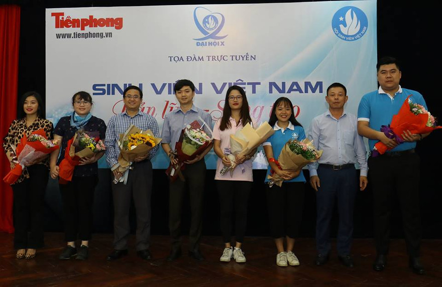 Nhà báo Phùng Công Sưởng, Phó Tổng Biên tập báo Tiền Phong đại diện báo Tiền Phong tặng hoa các vị đại biểu dự buổi Toạ đàm trực tuyến. Ảnh: Như Ý