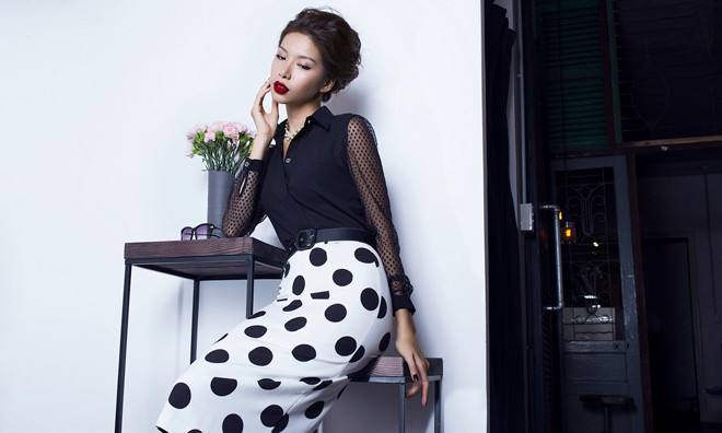 Siêu mẫu Minh Tú quyến rũ, thanh lịch với váy chấm bi