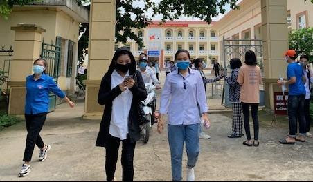 Thí sinh ra khỏi phòng thi tại điểm thi trường THPT Thanh Hà, Huyện Lạc Thủy, Hòa Bình. Ảnh: Đỗ Hợp