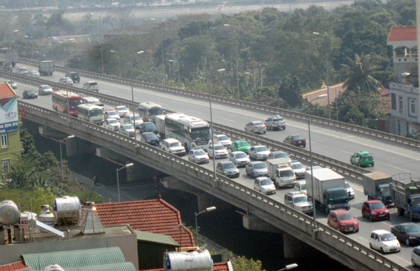 Hàng vạn người về Hà Nội, đường trên cao kẹt cứng sau Tết