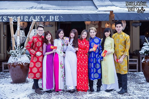 Bất chấp tuyết rơi, DHS Việt tại Đức mặc áo dài du xuân