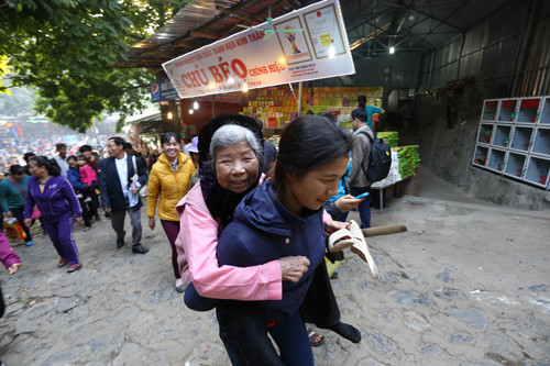 “Biết tâm nguyện được một lần tới Chùa Hương của cụ nên tôi đã cố gắng cõng cụ đi”- chị Duyên nói.
