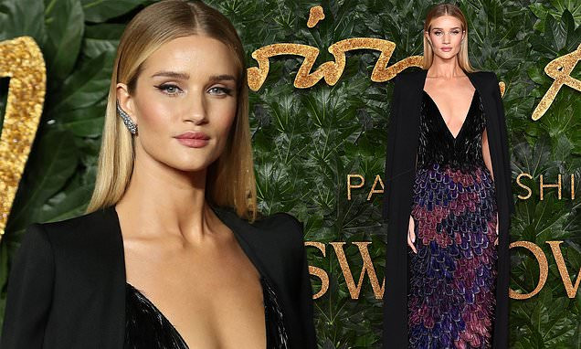 Bạn gái ‘Người vận chuyển’ váy xẻ sâu gợi cảm hút mắt