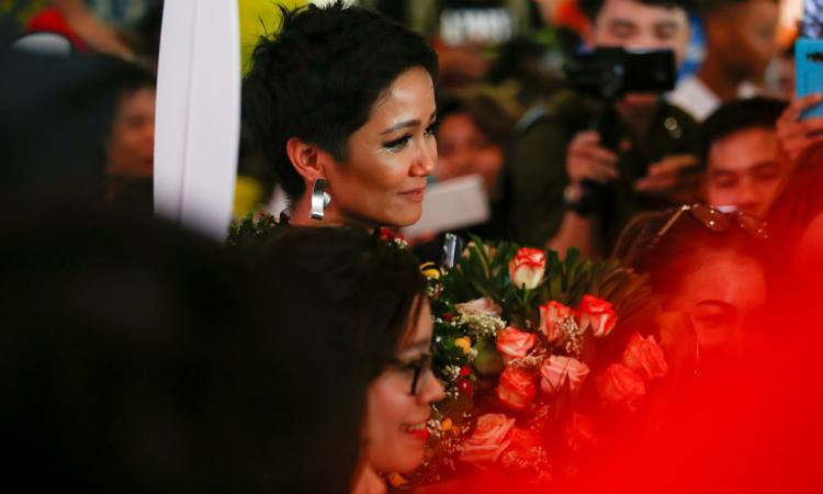 H'Hen Niê cầm bánh mì, nghẹn ngào trong vòng tay fan khi về nước