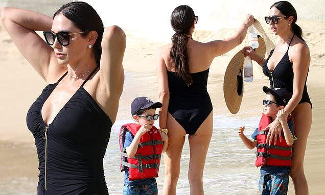 Vợ 'ông trùm giải trí' Simon Cowell khoe body nóng 'bỏng mắt' 